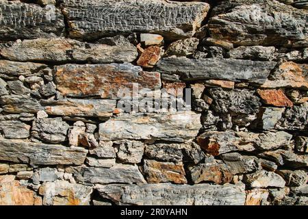 Alte traditionelle Mauermauer aus Mauerwerk in Galicien, Spanien Stockfoto