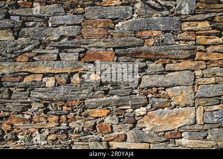 Alte traditionelle Mauermauer aus Mauerwerk in Galicien, Spanien Stockfoto