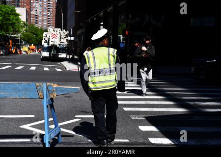 NYPD Officer - Straßenszene New York City - USA Stockfoto