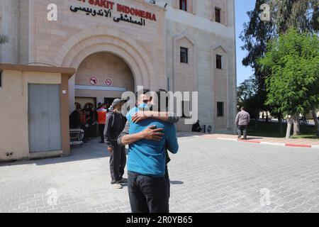 Gaza-Stadt, Palästina. 10. Mai 2023. Angehörige trauern am 10 2023. Mai vor der Leichenhalle eines Krankenhauses in Beit Lahia im nördlichen Gazastreifen. Foto: Ramez Habboub/ABACAPRESS.COM Kredit: Abaca Press/Alamy Live News Stockfoto