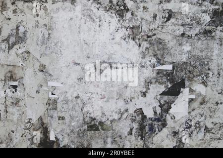 Fetzen von zerrissenem Papier in alter Pinnwand, grunge Hintergrund Stockfoto