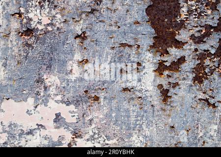 Textur abgenutzter Lacke auf altem rostigem Blatt Stockfoto
