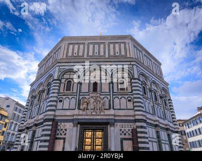 Das Florenzer Baptisterium in Italien. Das Baptisterium des Heiligen Johannes ist eines der ältesten Gebäude in Florenz, erbaut in der Florentiner Romanesk St. Stockfoto