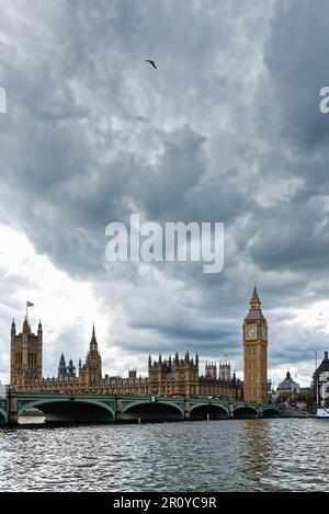 Dunkle Sturmwolken nähern sich über den Houses of Parliament, während Sie über die Themse in London, England, blicken Stockfoto