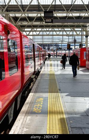 Ein South Western Railway Pendlerzug steht auf einem Bahnsteig am Waterloo Station London England UK Stockfoto