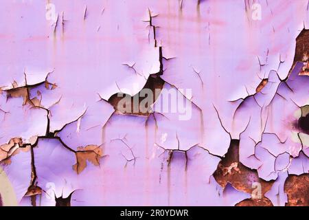 Detail mit abgenutzter Graffiti-Farbe an der alten, rostigen Wand Stockfoto