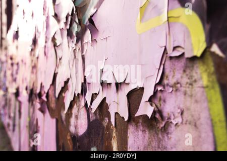 Detail mit abgenutzter Graffiti-Farbe an der alten, rostigen Wand Stockfoto