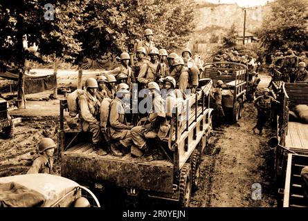 Männer von der 24. Infanterie-Regiment nach oben an die Front in Korea.  18. Juli 1950. Stockfoto