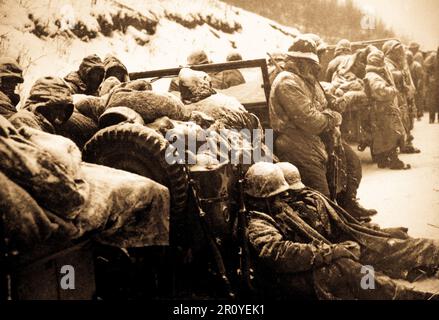 Marines der 5. Und 7. Regimente, die einen Überraschungsangriff von drei chinesischen kommunistischen Divisionen zurückwarfen, hören, dass sie sich zurückziehen werden.Dezember 1950. Foto von Sergeant Frank C. Kerr. (Marinekorps) Stockfoto