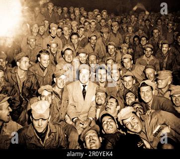 Bob Hope, Radio und Bildschirm Sterne, sitzt mit den Männern des X. Korps, als Mitglieder von seiner Truppe Enterain bei Womsan, Korea.  26. Oktober 1950.  Foto von CPL. Alex Klein.  (Armee) Stockfoto