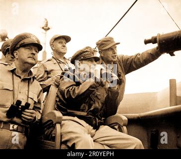 Major General Courtney Whitney; General Douglas MacArthur, Oberbefehlshaber der U.N. Kräfte; und Generalmajor Edward M. Almond beobachten den Beschuss von Inchon aus der U.S.S. Mt. McKinley 15. September 1950. Stockfoto