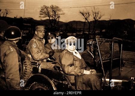 Generalleutnant Matthew Ridgeway; Generalmajor Doyle Hickey; und General Douglas MacArthur, Oberbefehlshaber der UNO-Truppen in Korea, in einem Jeep auf einem Gefechtsstand, Yang Yang, Korea nördlich des 38., 3. April 1951. Stockfoto