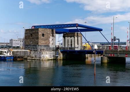 Die 2000 eröffnete Millenium Lifting Bridge im Hafen am River Glass in Douglas trennt den inneren Hafen vom äußeren Hafen Stockfoto