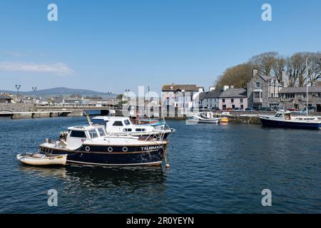 Der hübsche Hafen in Castletown am südlichen Ende der Isle of man ist ein schöner Ort zum Wandern und Entspannen Stockfoto