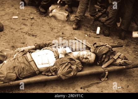 Ein Soldat des 21. Infanterie-Regiments liegt auf einer Trage in einer medizinischen Hilfsstation, nachdem er während der Überquerung des Naktong-Flusses in Korea überrascht wurde. 19. September 1950. Foto: CPL. Dennis P. Buckley. (Armee) Stockfoto