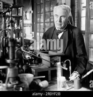 Thomas Edison. Der amerikanische Erfinder und Geschäftsmann Thomas Alva Edison (1847-1931) in seinem Labor. Porträt, ca. 1915 Stockfoto