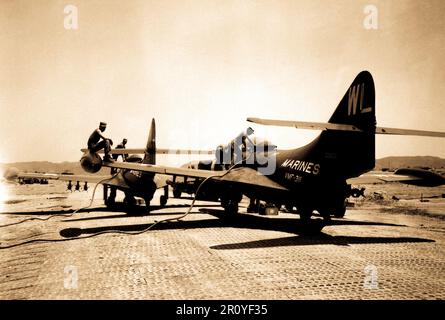 Die Pantherjets sind tanken nach Raketen unter den Flügeln "aufgehängt" haben.  Ca. 1951. Foto von M.Sgt. C.D. Prindle. (Marine Corps) Stockfoto