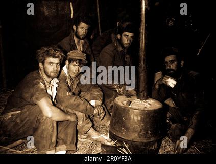 Ehemalige amerikanische und australische Kriegsgefangene Aufwärmen vor einem Herd in der 24. Division medical clearing Station nach der Rückgabe an US-Linien durch die chinesischen Kommunisten, 10. Februar 1951.  Foto von Sfc. Al Chang. (Armee) Stockfoto