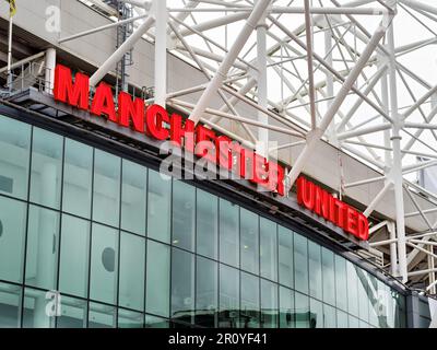 Manchester UK Mai 2023 Fußballstadion von Manchester United mit dem Namensschild der Mannschaft oben in Rot Stockfoto