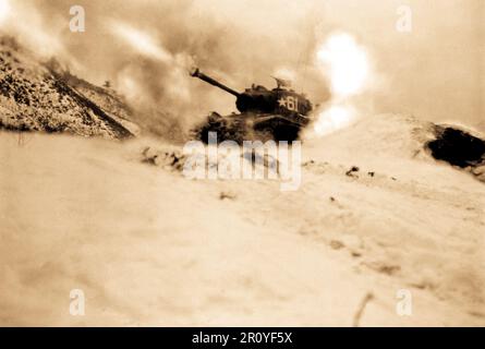 In der Nähe von Song Sil-li, Korea, ein Panzer der 6. Tank BN Feuer auf feindliche Stellungen zur Unterstützung der 19. RCT.  10. Januar 1952.  Foto von Pfc. Harry M. Schultz.  (Armee) Stockfoto