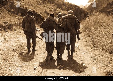 Truppen helfen verwundetem Soldaten des 24. Infanterie-Regiments nach einer Schlacht südlich von Chorwon, Korea. 22. April 1951. Foto von CPL Tom Nebbia. (Armee) Stockfoto