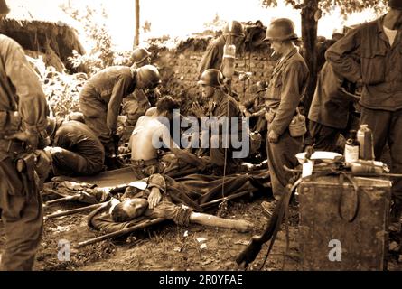 Verwundete amerikanische Soldaten sind medizinische Behandlung an einer erste-Hilfe-Station, irgendwo in Korea gegeben.  25. Juli 1950.  Foto von Pfc. Tom Nebbia. (Armee) Stockfoto