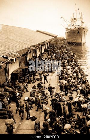 US-Truppen sind am Pier abgebildet, nach der Entrindung von Schiff irgendwo in Korea.  6. August 1950. Stockfoto