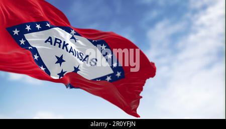 Die Flagge des Bundesstaates Arkansas winkt im Wind an klaren Tagen. Rotes Feld mit blau umrandetem weißen Diamanten. 29 Sterne und ARKANSAS in Blau. 3D Zeichnungsreihe Stockfoto