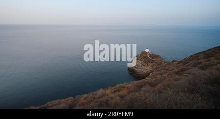 Panoramablick auf die wunderschöne typische Kirche Kastro am ägäischen Meer auf der griechischen Insel Sifnos in den Kykladen Stockfoto