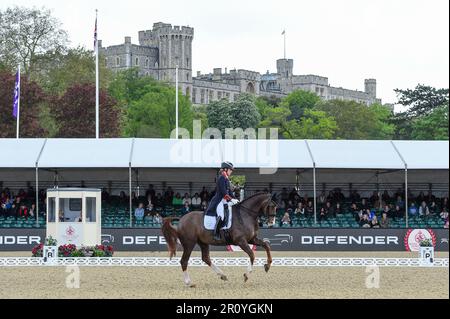 Windsor, Großbritannien. 10. Mai 2023. Charlotte Dujardin reitet Imhotep im Defender CDI4* FEI Dressage C Grand Prix während der Royal Windsor Horse Show, die auf dem Privatgelände von Windsor Castle in Windsor in Berkshire in Großbritannien vom 10. Bis 14. Mai 2023 stattfindet Guthaben: Peter Nixon / Alamy Live News Stockfoto