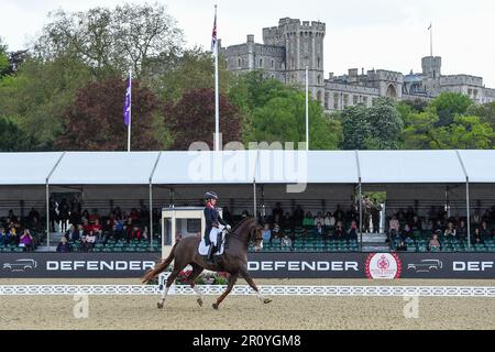 Windsor, Großbritannien. 10. Mai 2023. Charlotte Dujardin reitet Imhotep im Defender CDI4* FEI Dressage C Grand Prix während der Royal Windsor Horse Show, die auf dem Privatgelände von Windsor Castle in Windsor in Berkshire in Großbritannien vom 10. Bis 14. Mai 2023 stattfindet Guthaben: Peter Nixon / Alamy Live News Stockfoto