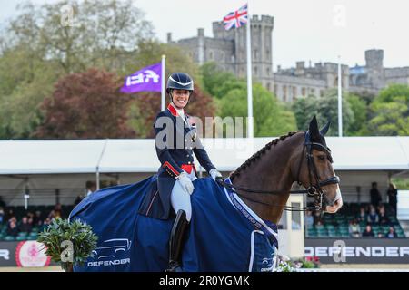 Windsor, Großbritannien. 10. Mai 2023. Charlotte Dujardin reitet Imhotep im Defender CDI4* FEI Dressage C Grand Prix während der Royal Windsor Horse Show, die auf dem Privatgelände von Windsor Castle in Windsor in Berkshire in Großbritannien vom 10. Bis 14. Mai 2023 stattfindet Guthaben: Peter Nixon / Alamy Live News Stockfoto