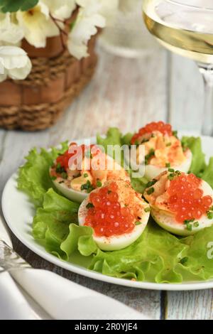 Gefüllte Eier mit Lachskaviar sind eine beliebte Vorspeise für jeden Anlass. Elegant dekoriert und fachmännisch gewürzt, sie werden immer ein wunderschönes A sein Stockfoto