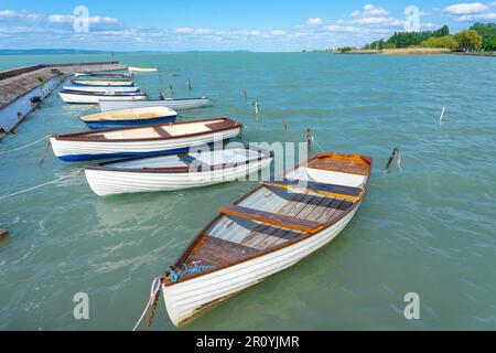 pier in Balatonlelle mit farbenfrohen Booten auf dem blauen Himmel und Wasser des Balaton Stockfoto