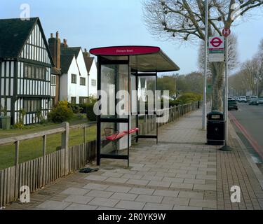 Bushaltestelle auf der Well Hall Road, London, wo Stephen Lawrence, der schwarze britische Teenager, bei einem rassistisch motivierten Angriff ermordet wurde. Stockfoto