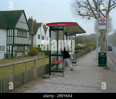 Bushaltestelle auf der Well Hall Road, London, wo Stephen Lawrence, der schwarze britische Teenager, bei einem rassistisch motivierten Angriff ermordet wurde. Stockfoto