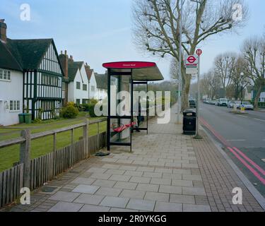 Bushaltestelle auf der Well Hall Road, London, wo Stephen Lawrence, der schwarze britische Teenager, bei einem rassistisch motivierten Angriff ermordet wurde. Stockfoto