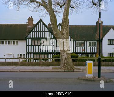 Bushaltestelle auf der Well Hall Road, London, wo Stephen Lawrence, der schwarze britische Teenager, bei einem rassistisch motivierten Angriff ermordet wurde. Stockfoto