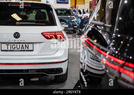 Riga, Lettland, 28. April 2023: LED-Heckleuchten und Fahrzeugdesign des Volkswagen Tiguan Crossover, Modell 2023 Stockfoto