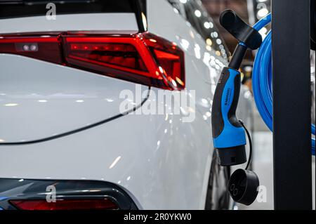 Riga, Lettland, 28. April 2023: Elektrischer Cupra, geboren am Ladegerät an der Ladestation Stockfoto