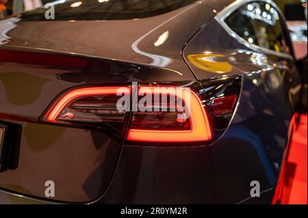 Riga, Lettland, 28. April 2023: Rücklichter des Tesla-Modells Y Stockfoto