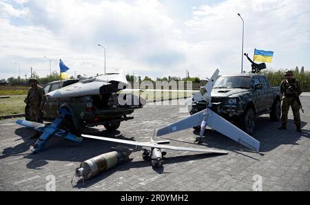 REGION KIEW, UKRAINE - 10. MAI 2023 - ukrainische Soldaten werden von Geländewagen, die vom Kommandeur der Gemeinsamen Streitkräfte der Streitkräfte von geleitet werden, aufmerksam verfolgt Stockfoto