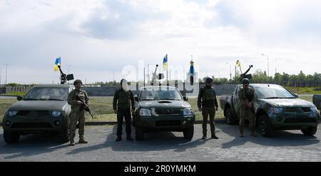 REGION KIEW, UKRAINE - 10. MAI 2023 - ukrainische Soldaten werden von Geländewagen, die vom Kommandeur der Gemeinsamen Streitkräfte der Streitkräfte von geleitet werden, aufmerksam verfolgt Stockfoto