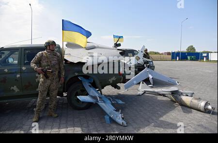 REGION KIEW, UKRAINE - 10. MAI 2023 - ukrainische Soldaten werden von Geländewagen, die vom Kommandeur der Gemeinsamen Streitkräfte der Streitkräfte von geleitet werden, aufmerksam verfolgt Stockfoto