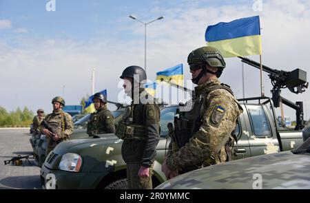 REGION KIEW, UKRAINE - 10. MAI 2023 - ukrainische Soldaten werden von Geländewagen, die vom Kommandeur der Gemeinsamen Streitkräfte der Streitkräfte von geleitet werden, aufmerksam verfolgt Stockfoto