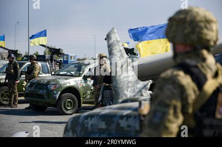 REGION KIEW, UKRAINE - 10. MAI 2023 - ukrainische Soldaten werden von Geländewagen, die vom Kommandeur der Gemeinsamen Streitkräfte der Streitkräfte von geleitet werden, aufmerksam verfolgt Stockfoto