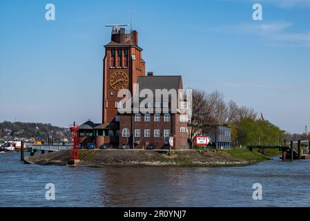 Hamburg, Deutschland - 04 17 2023: Blick vom Wasser des Seemannshöft-Pilothauses am Eingang zum Hamburger Hafen Stockfoto