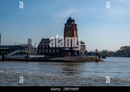Hamburg, Deutschland - 04 17 2023: Blick vom Wasser des Seemannshöft-Pilothauses am Eingang zum Hamburger Hafen Stockfoto