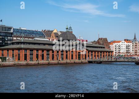 Hamburg, Deutschland - 04 17 2023: Blick auf die Fischauktionshalle in Hamburg Altona vom Wasser aus. Stockfoto