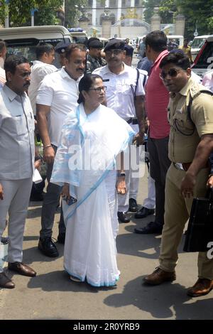 Kalkutta, Indien: 10. Mai 2023 besucht die westbengalische Chefministerin Mamata Banerjee das Saraf-Haus in der Nähe des Gouverneurshauses, in dem das Feuer ausbrach. Am 10,2023. Mai in Kalkutta, Indien. (Foto von Saikat paul / Eyepix Group) Stockfoto